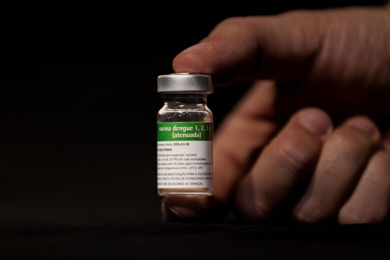220909-fotos-vacina-dengue-fundo-preto-7